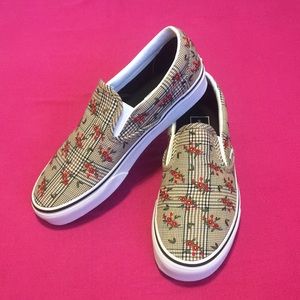VANS slip on skate shoes Burberry plaid red flowers W8.5 M7 new